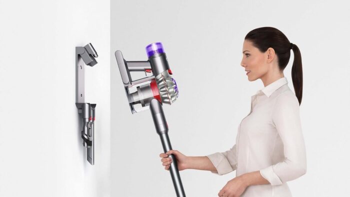Dyson V8 Advanced Cordless Vacuum Cleaner, 130 AW, up to 40 min runtime, De-tangling Motorbar, removes Pet hair, cordless handheld